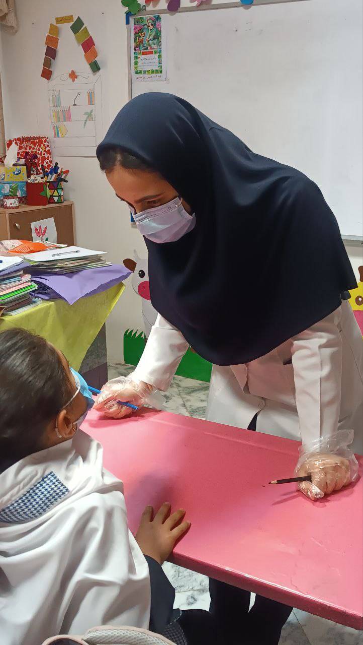 معاینه پدیکلوز دانش آموزان دبستان شکوفه مهر