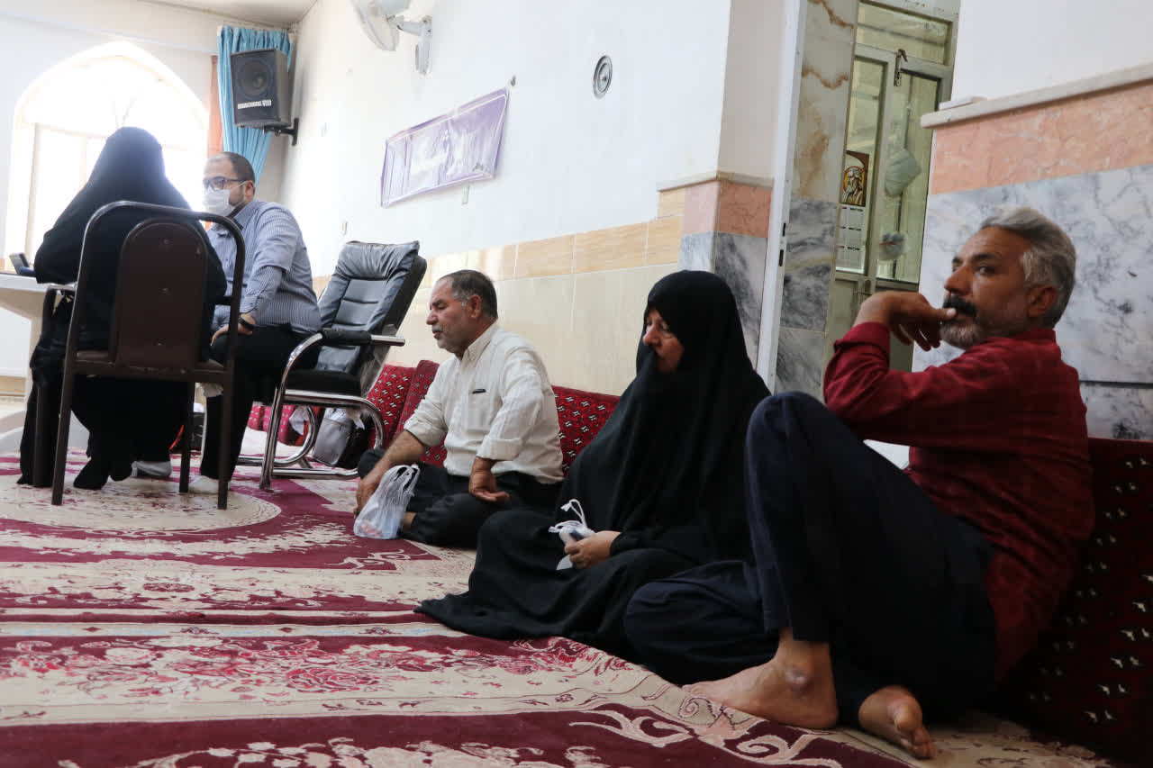 خدمت‌رسانی جهادی در گناباد؛ غربالگری فشار خون و خدمات درمانی در مسجد امام سجاد (ع)